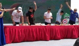 海边吃瓜群众,夏日海滨的欢乐时光