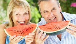 老年人试图吃瓜,老年人吃瓜趣事多